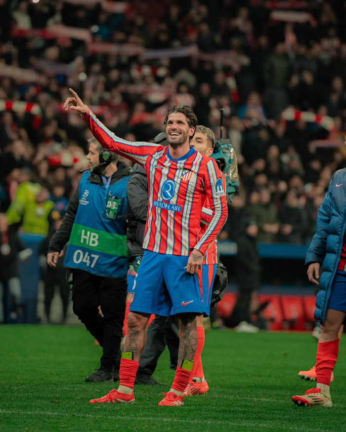 巴赫的夜魔装扮预示着对Xm的毒龙团队战斗的致命免费礼物，XG赢得了第一场比赛